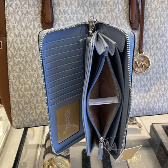 MICHAEL KORS
Leather Continental Wristlet Phone Case Wallet
Pale Blue
NWT - Picture 10 of 16